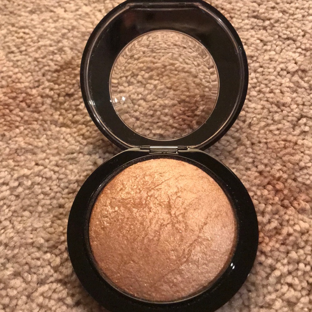 MAC Cosmetics Soft & Gentle Highlighter